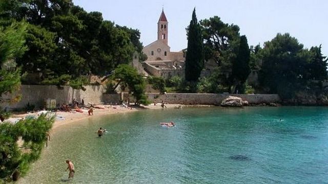 Crkvica uz more Bol Crkvica uz more Bol