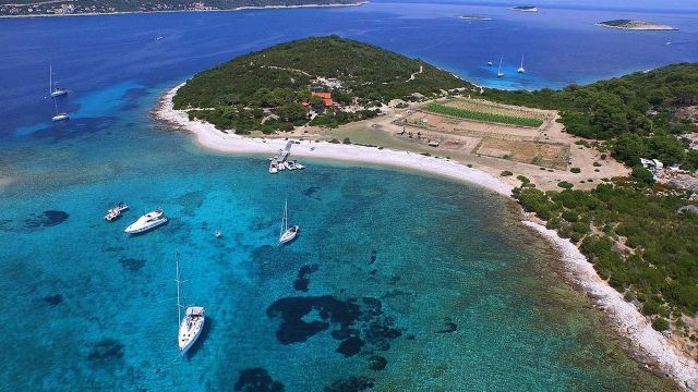 Otočić Budikovac pokraj otoka Visa Otočić Budikovac pokraj otoka Visa