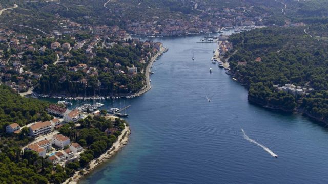 Nautička luka mjesto Milna