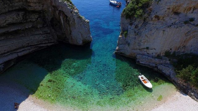 Plaža Stiniva na otoku Visu Plaža Stiniva na otoku Visu