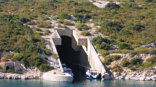 Vojni tuneli na Braču Vojni tuneli na Braču